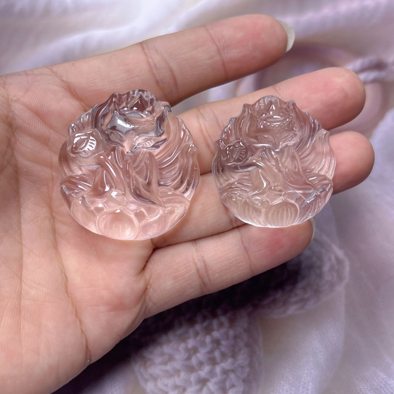 Nyaklánc róka-lótusz gravírozott medállal, fehér kristály, Century Jewelry