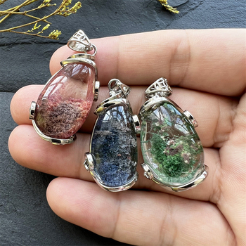 Nyaklánc féldrágakővel, minimalist stílus, városi divat, 2025 tél