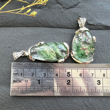 Nyaklánc féldrágakővel, minimalist stílus, városi divat, 2025 tél