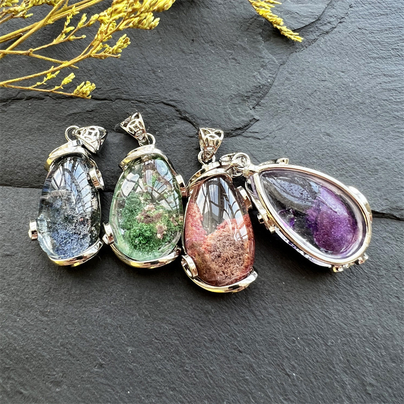 Nyaklánc féldrágakővel, minimalist stílus, városi divat, 2025 tél