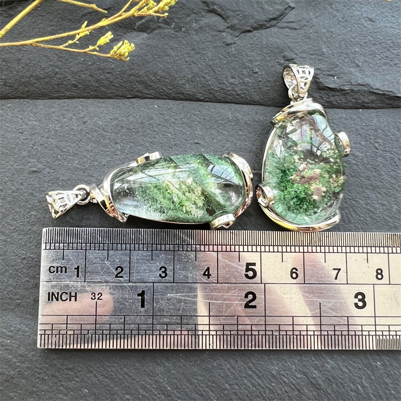 Nyaklánc féldrágakővel, minimalist stílus, városi divat, 2025 tél