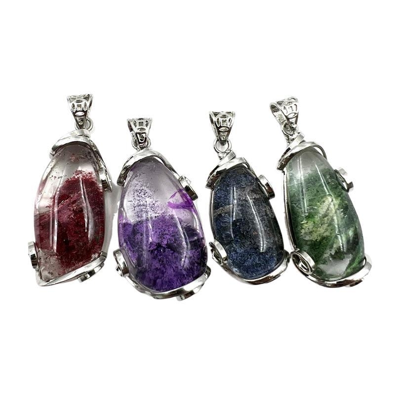 Nyaklánc féldrágakővel, minimalist stílus, városi divat, 2025 tél