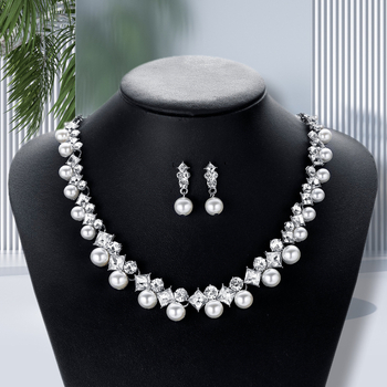 Gyöngyös nyaklánc és fülbevaló készlet gyöngyökkel, gyémántokkal és kristályokkal, könnyű luxus stílus (Anyag: cink-ötvözet; Bevonat: elektroplattálás; Forma: virág; Medál: vegyes kövek beállítása; Lánc: O-alakú lánc)