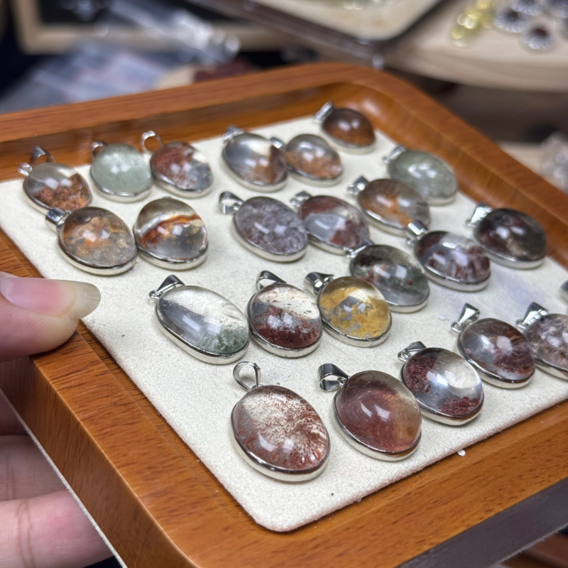 Colier de cristal cu pandantiv în formă de frunză, încrustare Ghost din cristale