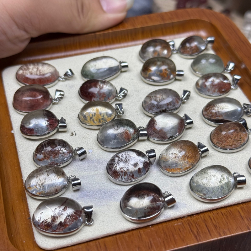 Colier de cristal cu pandantiv în formă de frunză, încrustare Ghost din cristale