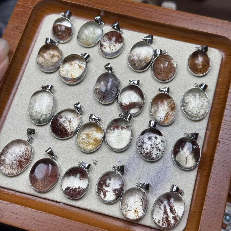 Colier de cristal cu pandantiv în formă de frunză, încrustare Ghost din cristale