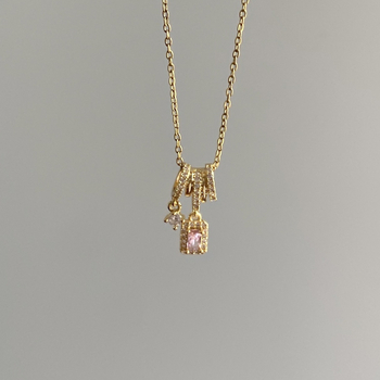 Bojtos négyszögletes nyaklánc rézmedállal, titánacél lánccal, mikro-inkruszált cirkón, 41–50 cm hosszú, elektroplatázás