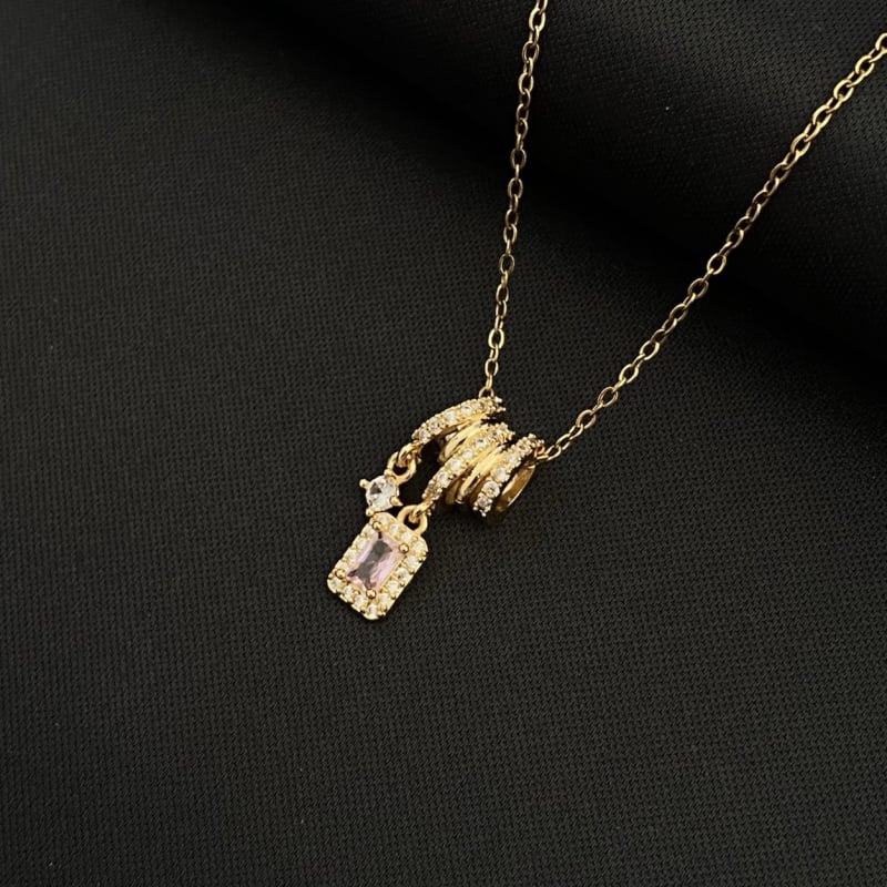 Bojtos négyszögletes nyaklánc rézmedállal, titánacél lánccal, mikro-inkruszált cirkón, 41–50 cm hosszú, elektroplatázás