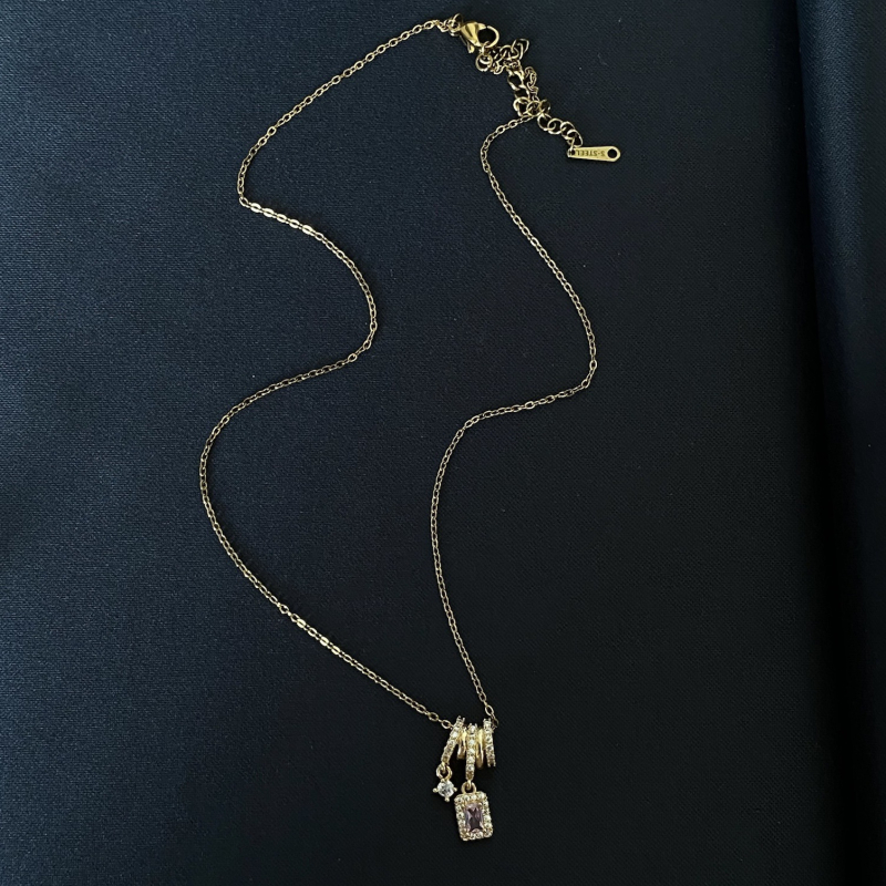 Bojtos négyszögletes nyaklánc rézmedállal, titánacél lánccal, mikro-inkruszált cirkón, 41–50 cm hosszú, elektroplatázás