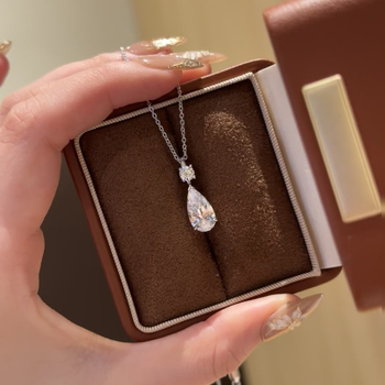 Réz nyaklánc bambusz lánccal, műkristály medállal, cirkón beépítés, francia retro stílus