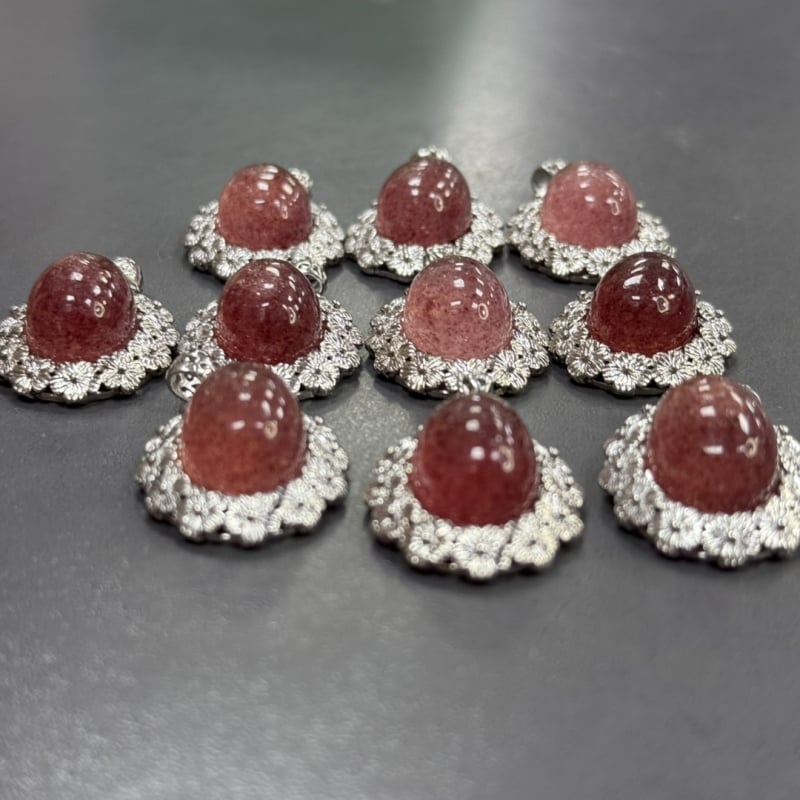 Geometriai kristály nyaklánc fehér holdfény és eper kristállyal, elektropolírozott felülettel