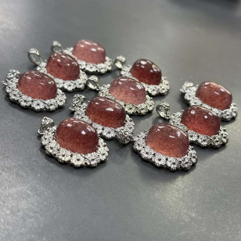 Geometriai kristály nyaklánc fehér holdfény és eper kristállyal, elektropolírozott felülettel