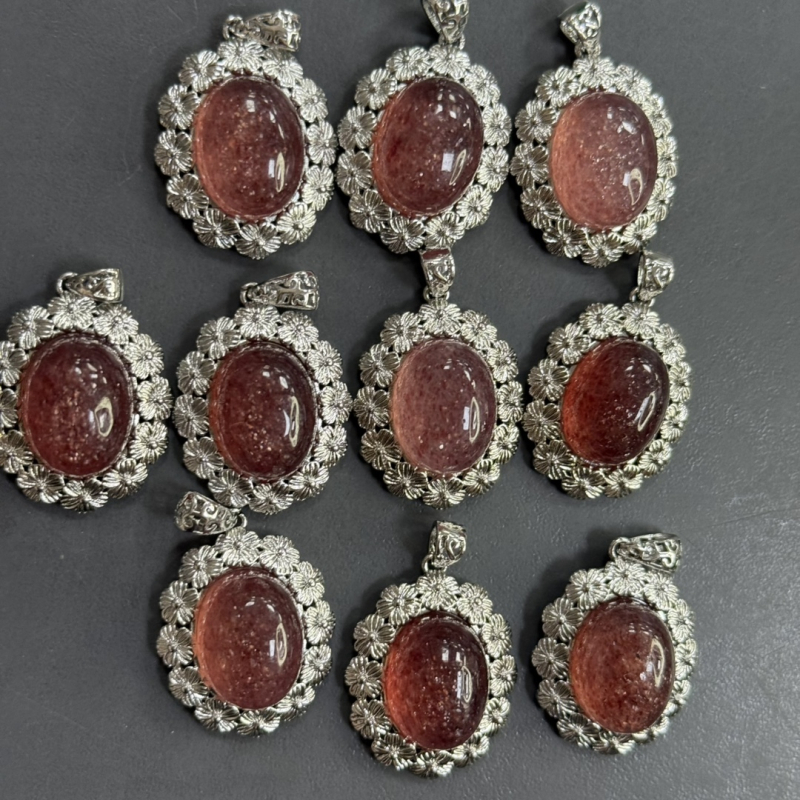 Geometriai kristály nyaklánc fehér holdfény és eper kristállyal, elektropolírozott felülettel