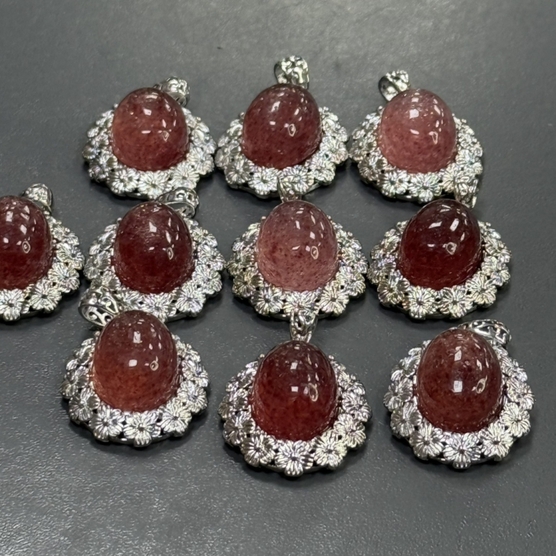 Geometriai kristály nyaklánc fehér holdfény és eper kristállyal, elektropolírozott felülettel