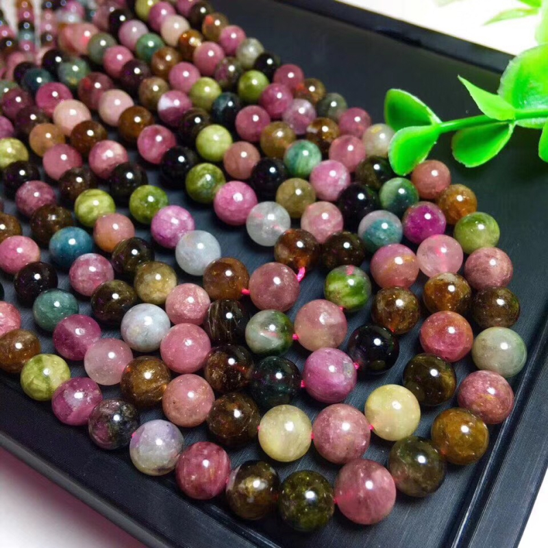 Ogrlica od turmalina s kugličnim lancem, minimalistički stil, bez privjeska