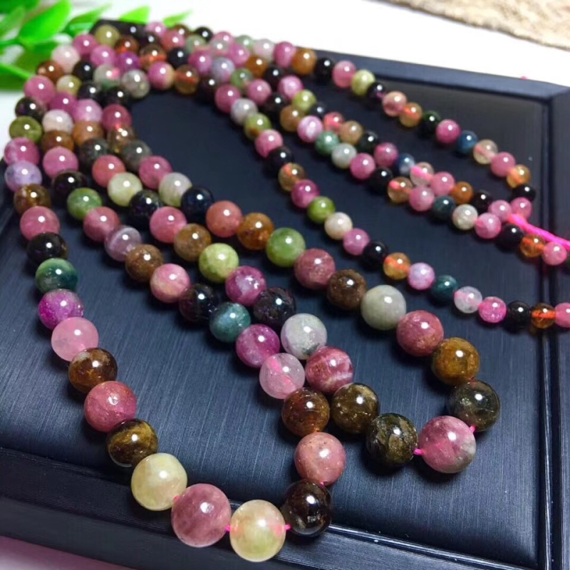 Ogrlica od turmalina s kugličnim lancem, minimalistički stil, bez privjeska