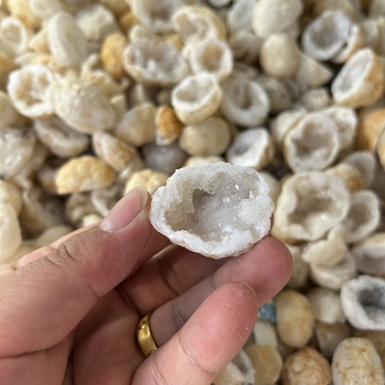 Dekorativni predmet od bijelog kristala u obliku špilje-jame, obrazovni primjer, brend Monocrystalline Jewelry, kartonsko pakiranje, idealno kao poslovni i konferencijski pokloni