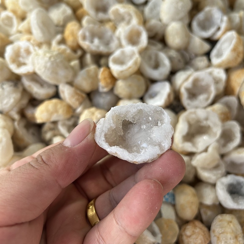 Dekorativni predmet od bijelog kristala u obliku špilje-jame, obrazovni primjer, brend Monocrystalline Jewelry, kartonsko pakiranje, idealno kao poslovni i konferencijski pokloni