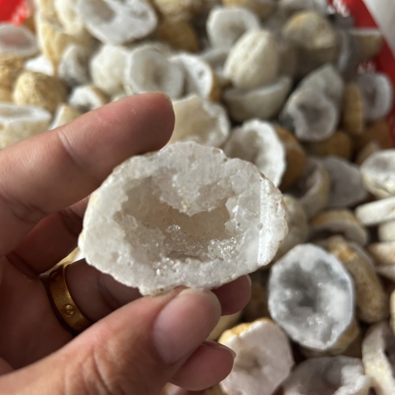 Dekorativni predmet od bijelog kristala u obliku špilje-jame, obrazovni primjer, brend Monocrystalline Jewelry, kartonsko pakiranje, idealno kao poslovni i konferencijski pokloni