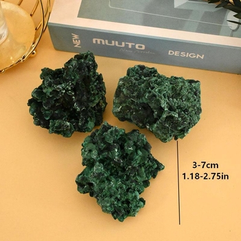 Prirodni kristalni sirovi kamen s malahitom, igličasti zelene mineralne uzorke, dekorativni kamen