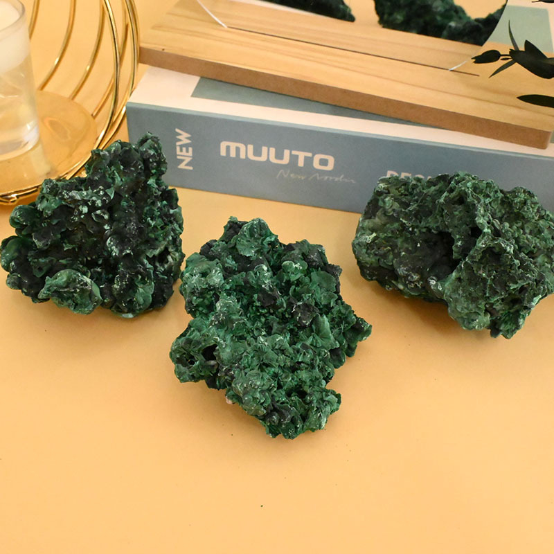 Prirodni kristalni sirovi kamen s malahitom, igličasti zelene mineralne uzorke, dekorativni kamen