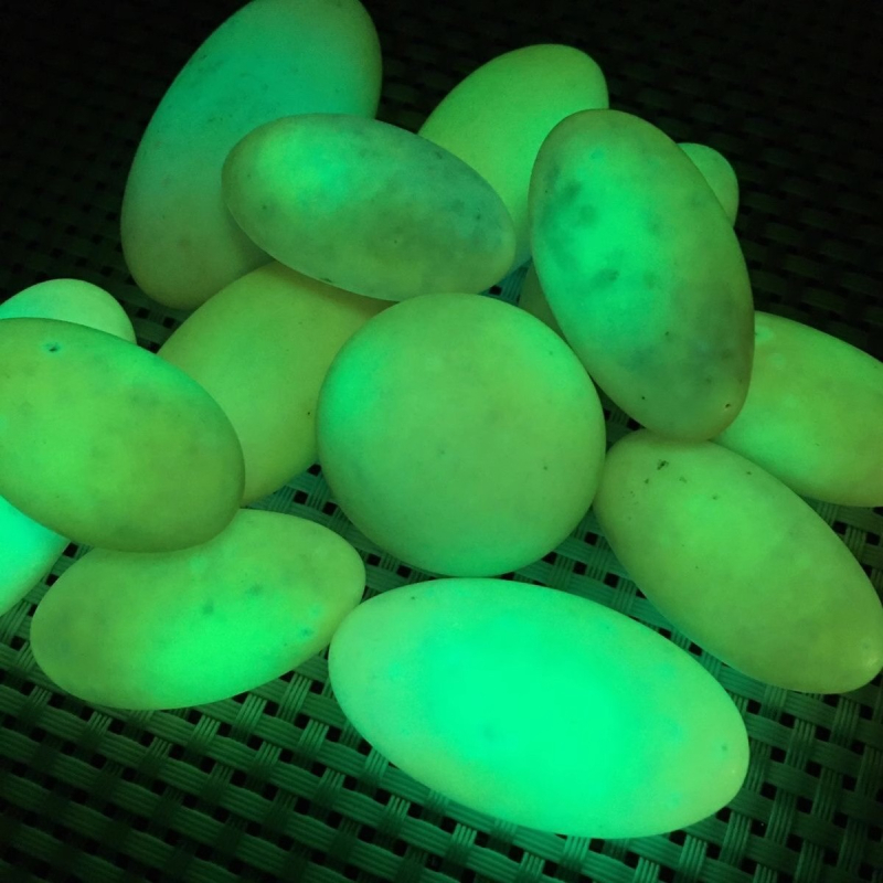 Prirodni svjetleći kamen s fluoritom i luminescentnim kristalima - dekorativni kamen