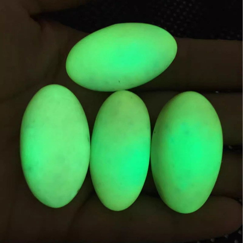 Prirodni svjetleći kamen s fluoritom i luminescentnim kristalima - dekorativni kamen