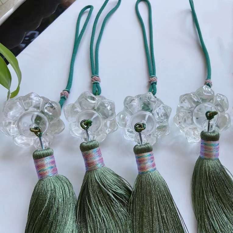 Geometrijski privjesak od bijelog kristala u obliku lotosa, izrezbaren i poliran, za automobil