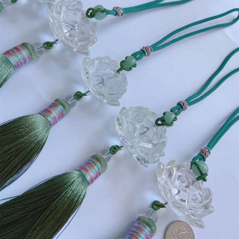 Geometrijski privjesak od bijelog kristala u obliku lotosa, izrezbaren i poliran, za automobil