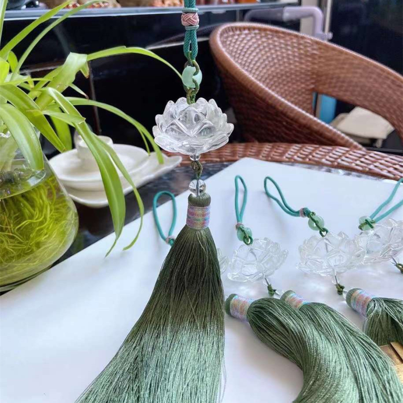 Geometrijski privjesak od bijelog kristala u obliku lotosa, izrezbaren i poliran, za automobil