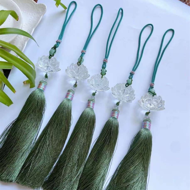 Geometrijski privjesak od bijelog kristala u obliku lotosa, izrezbaren i poliran, za automobil