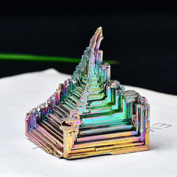 Prirodni mineralni sirovi kamen s bizmut kristalom — uzorak minerala za edukaciju