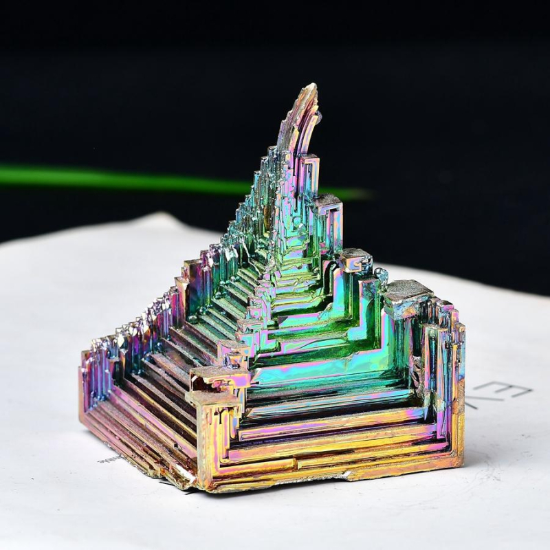 Prirodni mineralni sirovi kamen s bizmut kristalom — uzorak minerala za edukaciju