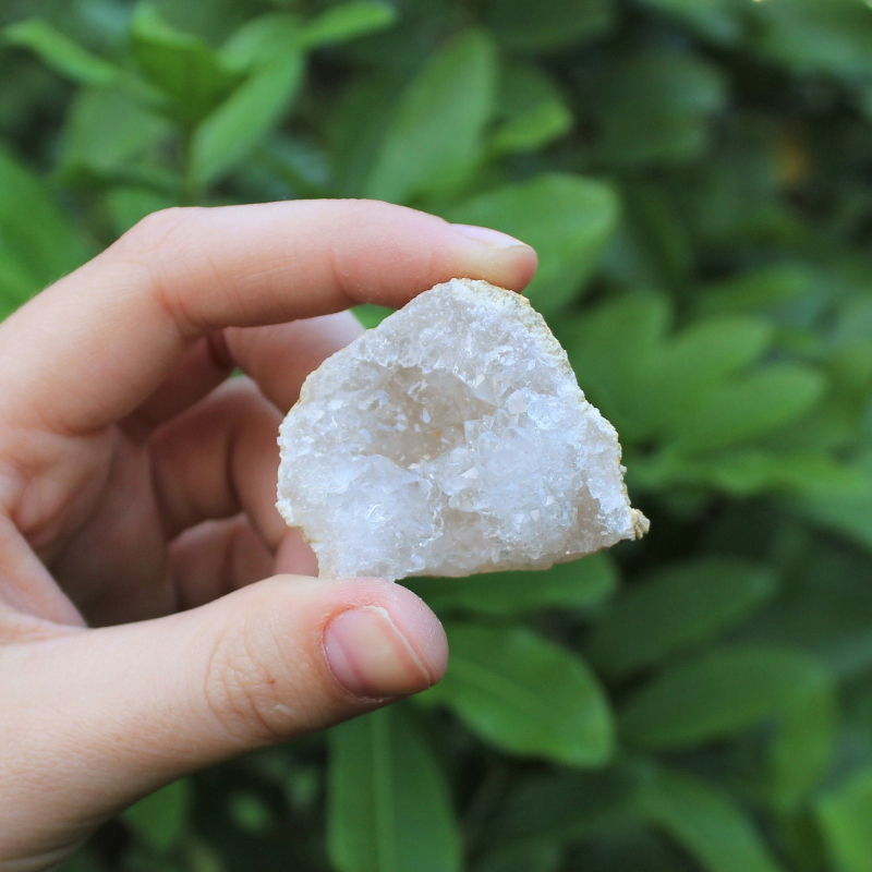 Kristāla ala minerālu paraugs: neapstrādāts akmens, dekoratīvs minerālu paraugs, dabīgs kristāls