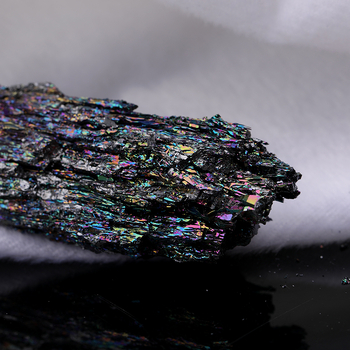 Prirodni višebojni mineralni surovi kamen ukras