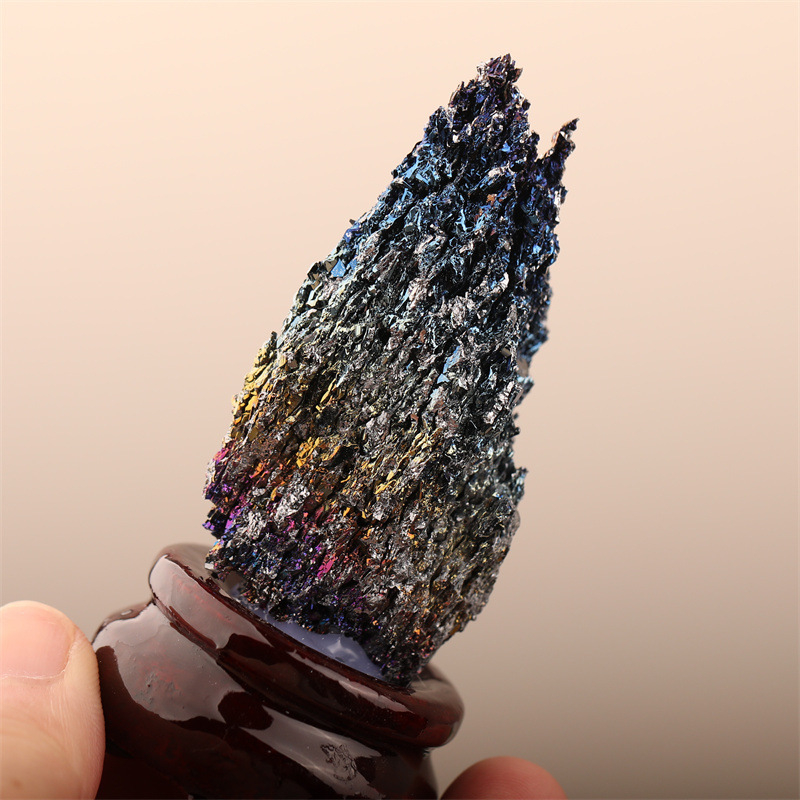 Prirodni višebojni mineralni surovi kamen ukras