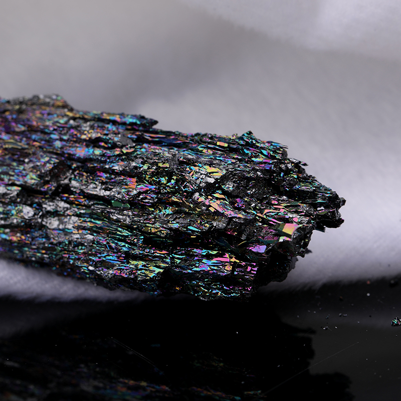 Prirodni višebojni mineralni surovi kamen ukras