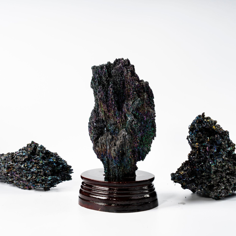 Prirodni višebojni mineralni surovi kamen ukras