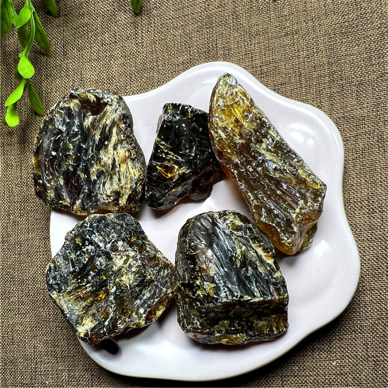 Jantarni kristalni grub kamen ukras — Brand: Fuyihui Crystal Jewelry, Modern Stil, Individualno pakirano u PP vrećicu