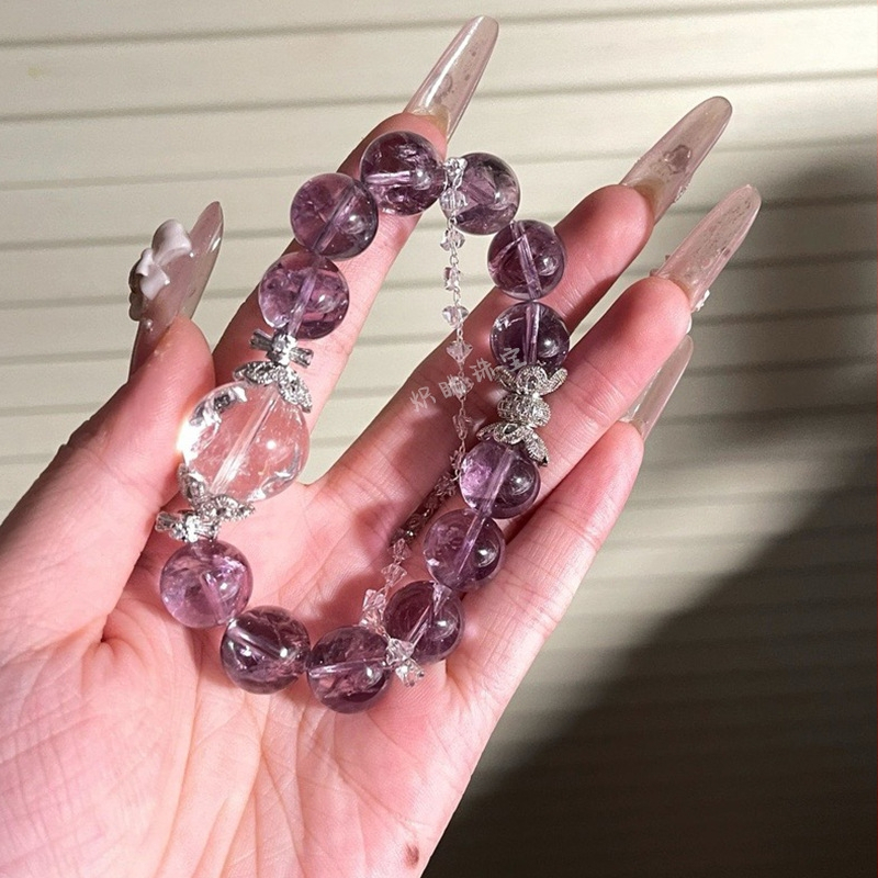 Apyrankė su ametisto kristalais ir krištolo akcentais, 2025 m. pavasario leidimas, lengvas prabangos stilius