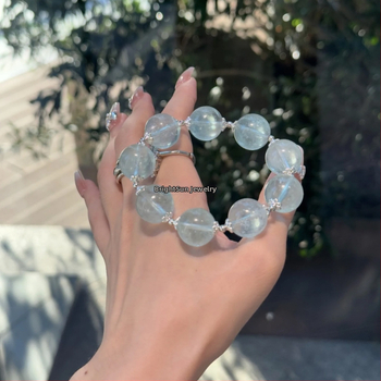 Βραχιόλι από κρύσταλλο, χωρίς πλευρικούς λίθους, με ελαστικό κορδόνι; μεταλλικά εξαρτήματα: κράμα και ασήμι 925; συσκευασία ατομικά συσκευασμένη; στυλ: φρέσκο και κομψό