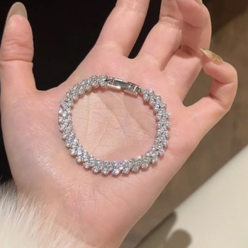 Гривна за жени от медна основа, сърцевидна форма и пълни диамантени кристали — модерен стил