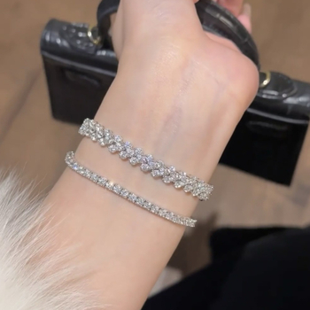 Гривна за жени от медна основа, сърцевидна форма и пълни диамантени кристали — модерен стил