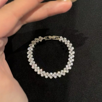 Гривна за жени от медна основа, сърцевидна форма и пълни диамантени кристали — модерен стил