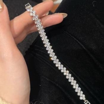 Гривна за жени от медна основа, сърцевидна форма и пълни диамантени кристали — модерен стил