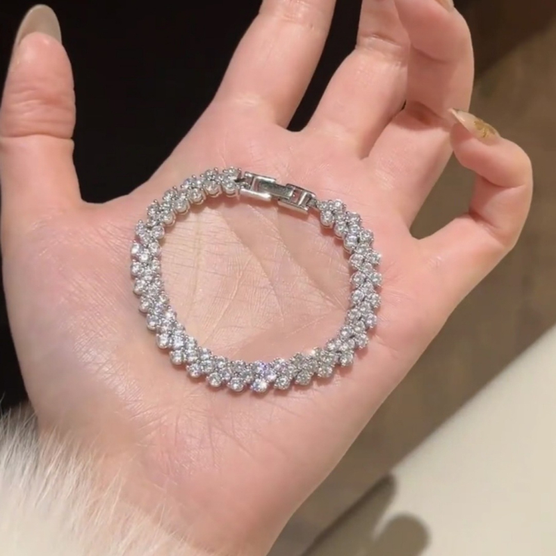 Гривна за жени от медна основа, сърцевидна форма и пълни диамантени кристали — модерен стил