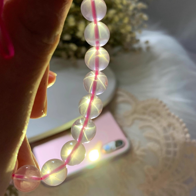 Kristalni narukvica — ključne značajke: Materijal: kristal; Vrsta kristala: ružičasti kvarc; Oblik: geometrijski; Tehnika obrade: brušenje i poliranje; Stil: svježi i slatki