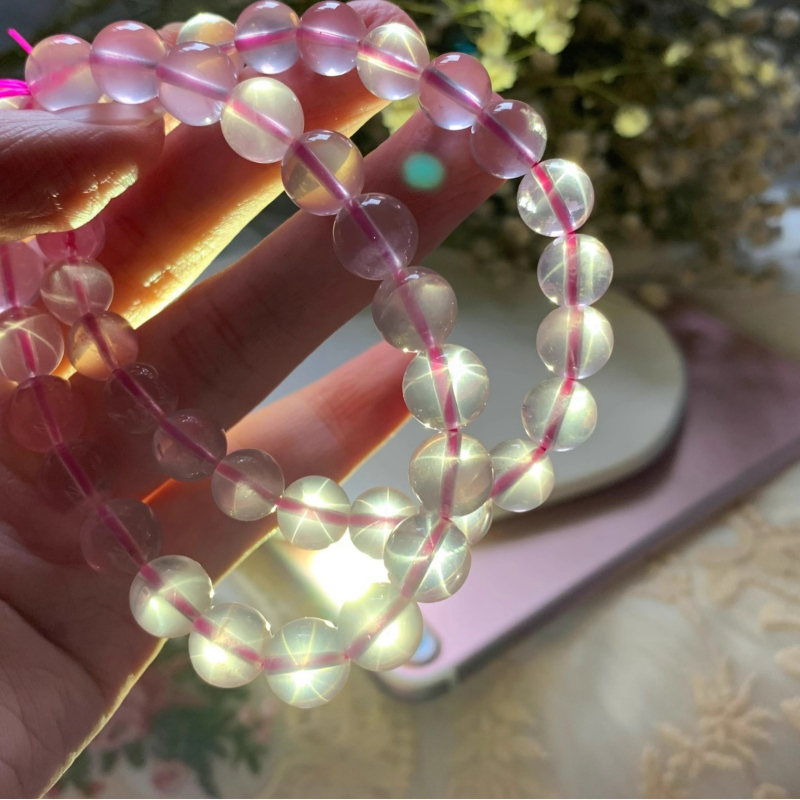 Kristalni narukvica — ključne značajke: Materijal: kristal; Vrsta kristala: ružičasti kvarc; Oblik: geometrijski; Tehnika obrade: brušenje i poliranje; Stil: svježi i slatki