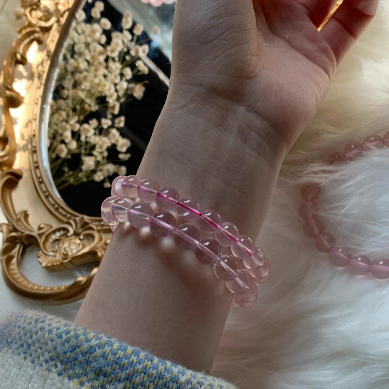 Kristalni narukvica — ključne značajke: Materijal: kristal; Vrsta kristala: ružičasti kvarc; Oblik: geometrijski; Tehnika obrade: brušenje i poliranje; Stil: svježi i slatki