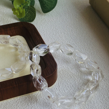 Βραχιόλι με φασετιωμένες κυλινδρικές χάντρες κρυστάλλου, ασύμμετρο σχέδιο